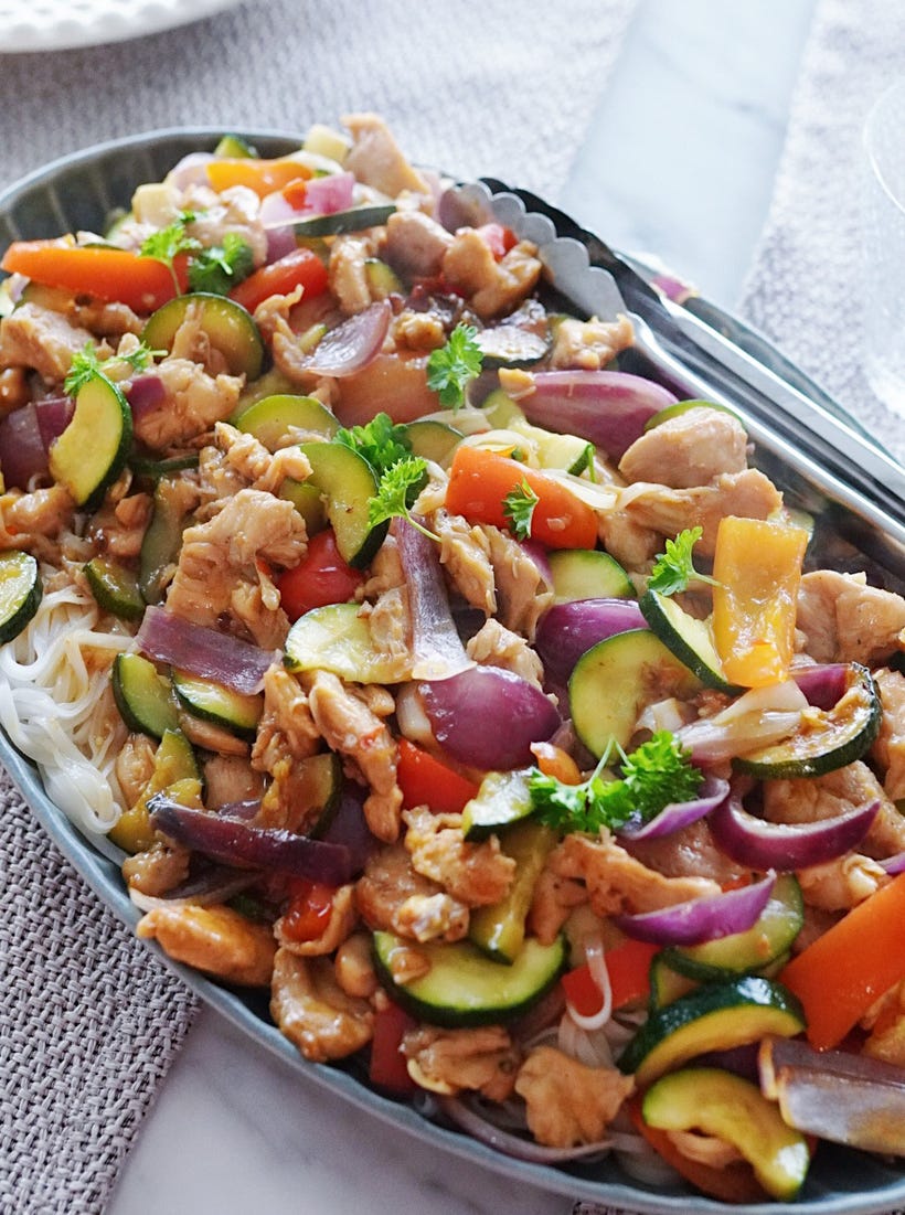 Sarafanlar kiygan yalangoch ayollar fotosurati