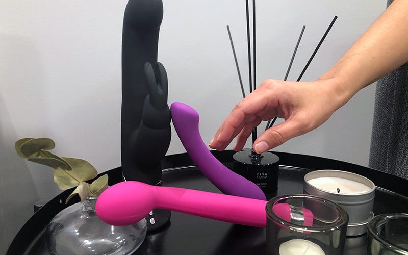 Striptizchi tomoshabin bilan erotik oynaydi. Ikki ayol va erkak anilingus bilan porno