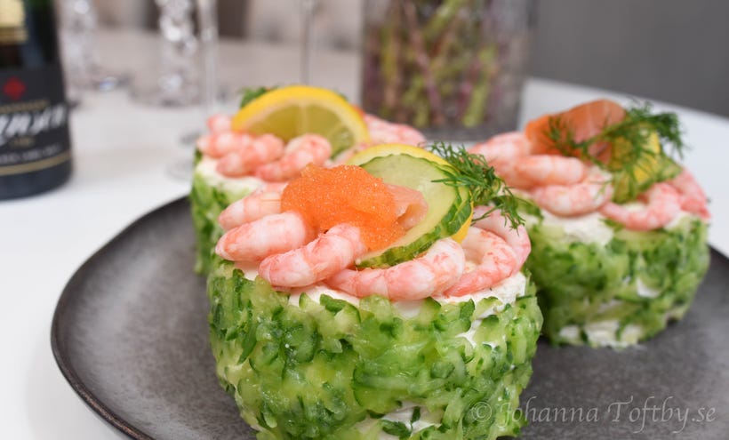 Tarifi bilan daraxtga boglangan yalangoch qizning fotosurati Tarifi bilan daraxtga boglangan yalangoch qizning fotosurati